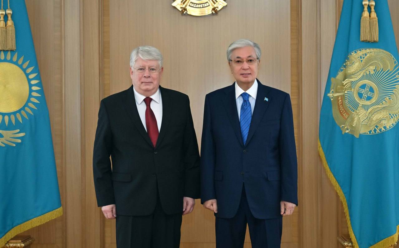 Касым Жомарт Токаев принял посла России в Казахстане Алексея Бородавкина Президент обратил особое внимание на плодотворные итоги своего недавнего государственного визита в Россию и продуктивные переговоры с Владимиром Путиным результаты которых придали значительный импульс развитию всеобъемлющего стратегического партнерства и союзничества двух стран Также Токаев отметил что благодаря совместным усилиям многоплановое сотрудничество Казахстана и России успешно развивается по всем направлениям политический диалог получил новую беспрецедентно высокую динамику t me chinovnik kz