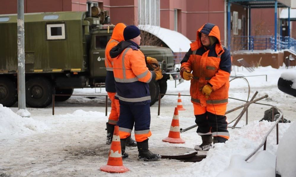 Заявок на засоры канализации в Оренбурге стало меньше   Количество ежедневных обращений оренбуржцев за последнюю неделю уменьшилось в 2 раза - со 120 до 60, сообщают в Водоканале Оренбурга.   «Предприятие продолжает делать все возможное, чтобы переломить негативную ситуацию. Большой объём работ в системе городского водоотведения был выполнен в течение 2024 года. Аномальный паводок причинил немалый ущерб канализационным объектам и сетям, расположенным в зоне подтопления. После схода воды было зафиксировано сразу 12 обрушений сводов магистральных коллекторов», - рассказал директор по производству Росводоканал Оренбург Кирилл Березнев.   Промывку сетей проводили также подрядные организации. Очищено от мусора 5 коллекторов Набережной, Краснопартизанской, Ногина, Тамарова и пр. Гагарина. Промыто 10400 метров трубопроводов диаметром до 2000 миллиметров. Обновлены участки коллекторов по ул. Терешковой, 10 Квартал, Нахимова, Заречная общей протяженностью 1005 метров. Восстановлена работоспособность 18 подтопленных КНС.   Ранее в Водоканале Оренбурга назвали дома, в которых чаще всего засорялась канализация в 2024 году.