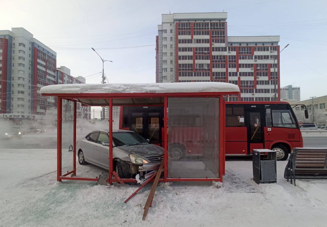 Автобус и два автомобиля столкнулись  Сегодня утром, 22 декабря, в Якутске произошло несколько аварий на дорогах. Сообщается о столкновении пассажирского автобуса и двух легковых транспортных средств рядом с остановкой ЯКСМК.   Информация о ДТП поступила в дежурную часть Госавтоинспекции в 11:40. На месте происшествия находятся сотрудники ДПС. Травм среди участников автоаварии не зафиксировано.  Безопасность на дороге — это ответственность каждого водителя. Осуществляя любые маневры: обгон, поворот, перестроение или остановка, важно правильно выбрать скорость. Данная мера позволит полностью контролировать автомобиль в любых, даже непредвиденных ситуациях. Внимательно следите за дорожной обстановкой, при движении строго соблюдайте требования дорожных знаков и разметки. Обязательно пристегивайте ремнем безопасности себя и своих пассажиров.  Фото: Госавтоинспекция Якутии