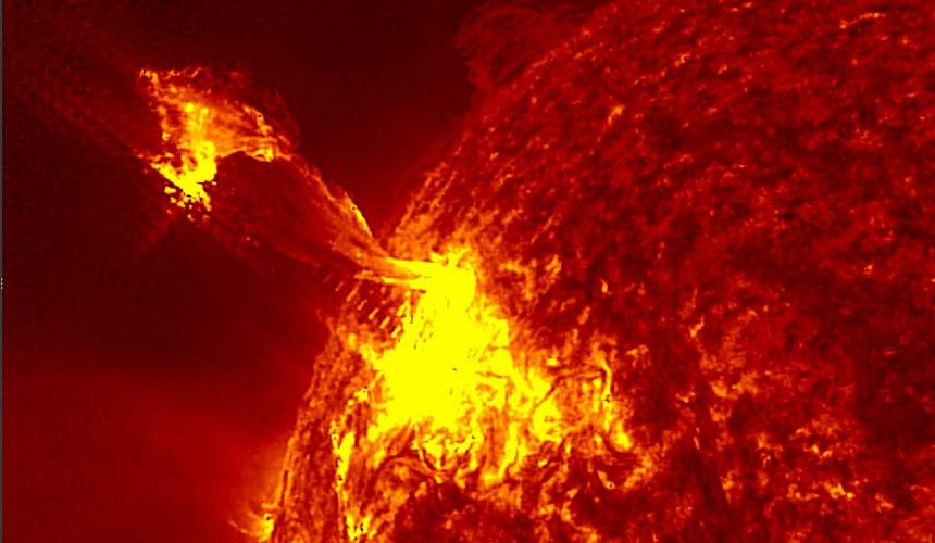 Вспышка X класса грозит магнитными бурями жителям Ростова 7 ноября Солнце вновь проявило активность после долгого затишья зафиксирована мощная вспышка X класса первая с июня 2025 года Она длилась 36 минут и произошла в активной области 4274 Основной поток выброса был направлен под углом к Земле поэтому ожидается лишь слабое влияние на геомагнитную обстановку планеты Тем не менее активные зоны на Солнце продолжают накапливать энергию что может привести к новым возможно более сильным вспышкам в ближайшие дни Активные участки постепенно приближаются к позиции при которой воздействие на Землю будет максимальным но есть надежда что их сила снизится Прогнозы показывают что 5 и 6 ноября геомагнитная активность будет умеренной с индексом Kp около 2 3 5 баллов Однако 7 ноября ожидается магнитная буря уровня G1 с повышением индекса Kp до 5 Вероятность бурь 5 ноября низкая 6 ноября около 50 а 7 ноября выше 60 Таким образом период затишья на Солнце заканчивается и в ближайшие дни Землю ждут магнитные возмущения на которые стоит обратить внимание особенно метеозависимым людям Подпишись на 1Rnd в МАХ Написать в редакцию