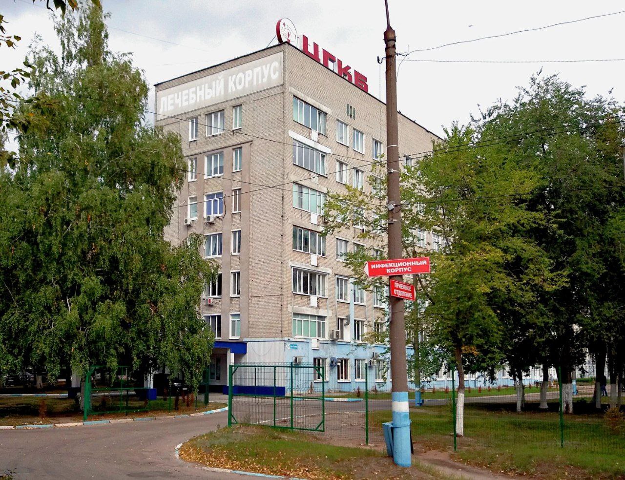 В Ульяновске объявлена чрезвычайная ситуация из-за разлива мазута на территории Центральной городской клинической больницы – источник 112. По нашей информации, утечка произошла из подземного резервуара, ранее использовавшегося для отопления медучреждения. Объем вытекшего мазута составил 5 тонн, площадь загрязнения - 200 кв.м. Для ликвидации последствий на месте происшествия работают аварийные службы.