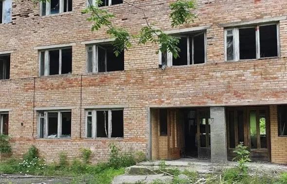 Суд вернул государству территорию санатория "Садгород" во Владивостоке   ‍ Арбитражный суд удовлетворил иск прокуратуры о возврате государству земельного участка  39 133 кв. м  и пяти зданий бывшего санатория "Садгород". В 2022 году застройщик ООО СЗ "Орион" начал сносить старые корпуса для строительства жилого комплекса, но прокуратура доказала незаконность приватизации этих объектов.   Решение принято в рамках кампании по возврату государству бывших санаториев и детских лагерей Приморья. Хотя здания долгое время находились в заброшенном состоянии, суд признал, что они не должны были переходить в частные руки.   Застройщик, приобретший участок в 2022 году у администрации Владивостока, лишился прав на четыре здания, а право собственности на пятое  лечебно-диагностический комплекс  признано недействительным. При этом в иске о взыскании 70 млн рублей ущерба суд отказал.   Дальнейшая судьба территории, часть построек на которой уже снесена, пока не определена.