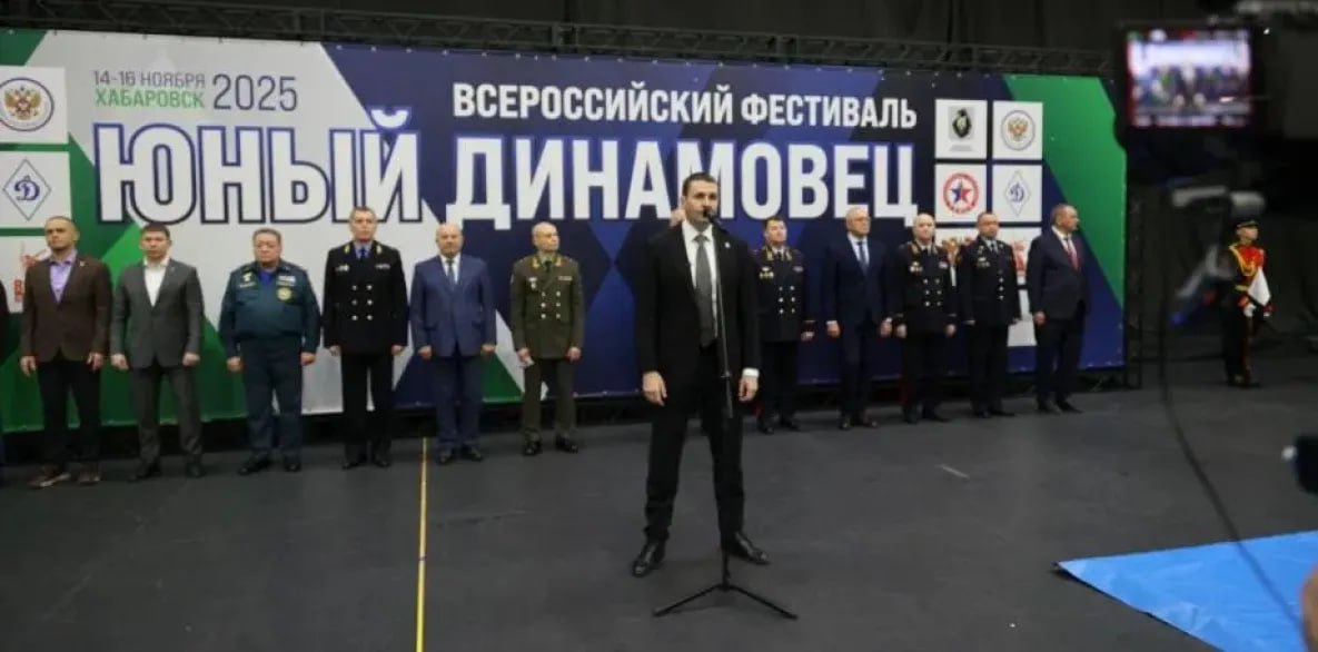 Дмитрий Демешин открыл фестиваль спортивных единоборств в Хабаровске Сегодня в Хабаровске стартовал фестиваль спортивных единоборств Юный Динамовец Около 500 юных спортсменов в возрасте от 10 до 17 лет из разных регионов ДФО поборются за звание сильнейших Соревнования продлятся два дня они посвящены 80 летию Победы в Великой Отечественной войне На площадке спортивного комплекса стадиона имени Ленина соревнования пройдут сразу по трем видам спорта самбо дзюдо и рукопашный бой В первый день ребят ждут предварительные соревнования и отборочные бои а уже завтра финальные поединки награждение победителей и призеров todaykhv