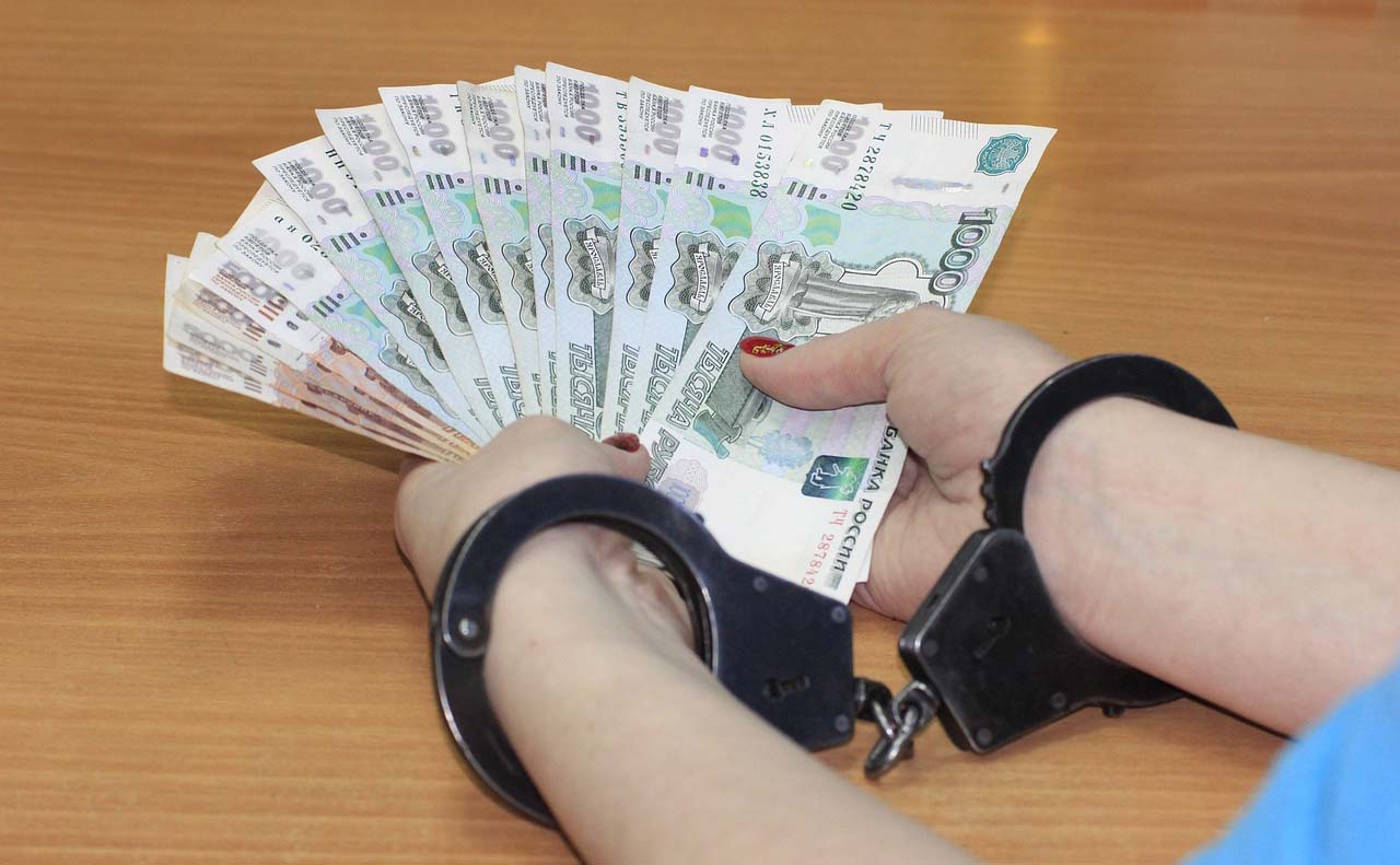 На Камчатке начальница выносила из отделения почты всё, что попадало под руку Женщина наворовала денег и всякой мелочевки на 600 тысяч рублей Прокуратура Петропавловска-Камчатского направила в суд уголовное дело 38-летней горожанки, которая попалась на краже из отделения почты, которым руководила. Подробности по ссылке: