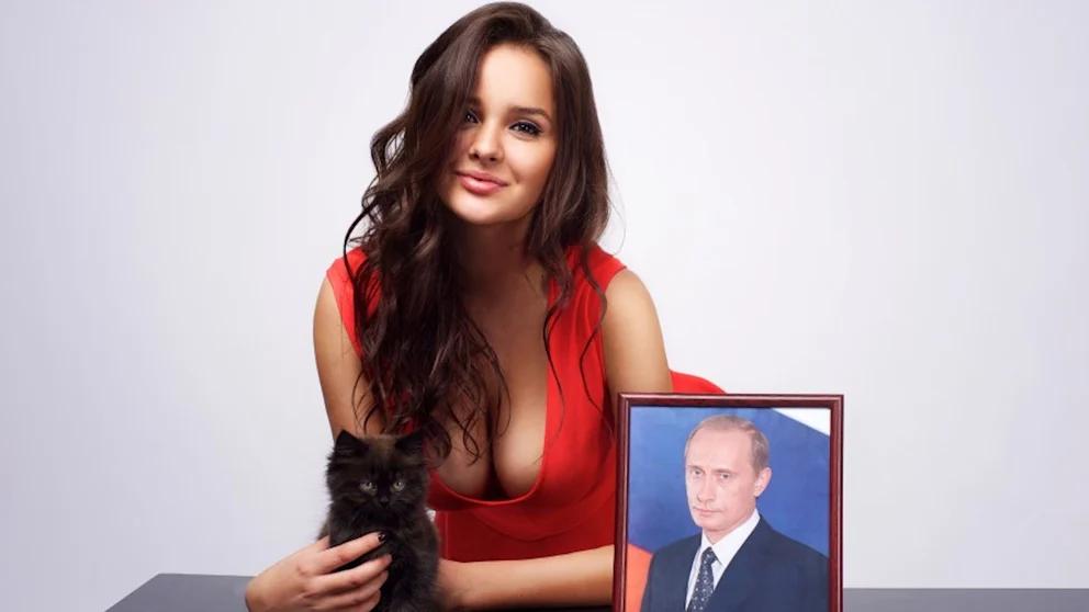 У Владимира Путина когда он занимал пост премьер министра России была несовершеннолетняя любовница Российские расследователи Роман Баданин и Михаил Рубин в своей книге Царь собственной персоной рассказали историю девушки Алисы Харчевой из города Королёв которая в 2010 году поучаствовала в съемке для эротического календаря приуроченного ко дню рождения Владимира Путина На тот момент Харчевой которая пыталась поступить на факультет журналистики МГУ было 17 лет В книге говорится что вместе с календарем Владимир Путин также получил контакты моделей которые были изображены на фотографиях По информации авторов Путин захотел познакомиться именно с Харчевой в результате их отношения продолжались около года Расследователи утверждают что Харчева регулярно навещала резиденцию главы правительства Позже она поступила в МГИМО а спустя несколько лет стала владелицей дорогой квартиры в Москве которую оформили на нее через бизнесмена Григория Баевского связанного с Аркадием Ротенбергом Через два года после съемок для календаря Харчева опубликовала фотографию к 60 летию Путина на снимке она стоит в красном платье рядом с портретом Путина и держит на руках котенка Снимок быстро исчез из соцсетей как и другие изображения из аккаунтов Харчевой В книге утверждается что это могло произойти не по ее воле Сегодня Харчева уже не связана с дипломатией по информации BILD она занимается бьюти бизнесом продвигая стартап по производству соляриев Создатель того самого календаря для Путина политтехнолог Владимир Табак находится в санкционном списке США и возглавляет АНО Диалог организацию которая распространяет дезинформацию и кремлевскую пропаганду В 2020 году туда же на работу взяли Владислава Харчева отца Алисы и бывшего профессионального игрока в хоккей Книгу Романа Баданина и Михаила Рубина Царь собственной персоной можно заказать в магазине Эхо книги BILD Russian