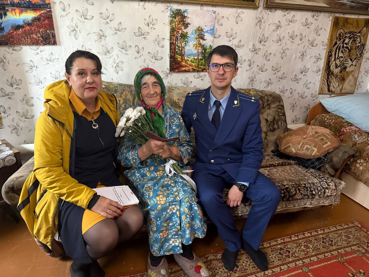 В Томской области прокуратура добилась присвоения труженице тыла статуса ветерана Великой Отечественной войны Прокуратура Кривошеинского района Томской области провела проверку по обращению 93 летней местной жительницы о нарушении ее прав в связи с отказом в выдаче удостоверения ветерана Великой Отечественной войны Установлено что с 1943 г по 1945 г заявительница будучи школьницей трудилась в коллективном хозяйстве имени Молотова Однако органами социальной защиты пожилой женщине отказано в присвоении статуса ветерана Великой Отечественной войны в связи с отсутствием документов подтверждающих факт ее работы в тылу в военное время   Не согласившись с принятым решением прокуратура района обратилась в суд с иском к региональному органу социальной защиты и его подведомственному учреждению Судом исковые требования удовлетворены Благодаря вмешательству надзорного ведомства пенсионерке присвоен положенный по закону статус и выдано соответствующее удостоверение Она приобрела право воспользоваться предоставляемыми труженикам тыла мерами социальной поддержки