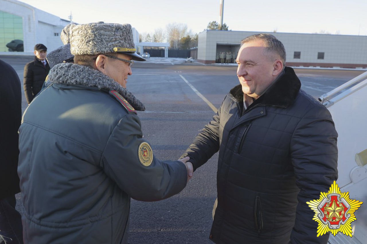 Делегация Вооруженных Сил Республики Беларусь во главе с Министром обороны  Беларуси генерал-лейтенантом Виктором Хрениным примет участие в совместном заседании Совета министров иностранных дел, Совета министров обороны, Комитета секретарей советов безопасности Организации Договора о коллективной безопасности и сессии Совета коллективной безопасности ОДКБ в Казахстане.   В ходе мероприятий предусмотрено обсуждение более 30 вопросов по таким направлениям как: миротворчество, подготовка кадров, научная деятельность.   Министр обороны Беларуси генерал-лейтенант Виктор Хренин уже на месте.    В Казахстане, как всегда, принимают очень тепло.  Фото: Ян Горбанюк, «Ваяр»    Сайт   Instagram   Х   Ok   Vk   Fb