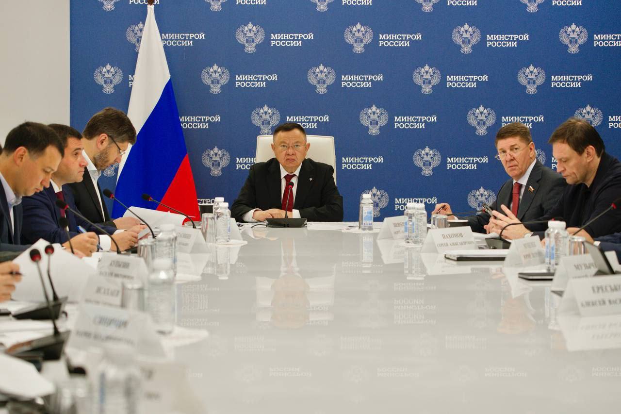 Принял участие в еженедельном совместном совещании Минстроя России с регионами и главными распорядителями бюджетных средств под председательством Министра строительства и ЖКХ РФ Ирека Файзуллина.  Обсудили ключевые направления отраслевой работы:  реализацию проектов, финансируемых за счёт инфраструктурных облигаций,  выполнение мероприятий по комплексному развитию территорий,  подготовку регионов к прохождению отопительного сезона,  ход программы переселения граждан из аварийного жилья,  строительство очистных сооружений.  Особое внимание было уделено исполнению поручений Правительственной комиссии по актуализации комплексных планов модернизации коммунальной инфраструктуры — это важный инструмент для эффективного планирования и привлечения финансирования в сферу ЖКХ.  ППК «ФРТ» продолжает мониторинг реализации этих планов. Уже реализуются 54 проекта в 27 регионах, с начала года введено 2 объекта, всего завершено 20, и до конца года планируется ввод ещё 12.  Отдельный блок был посвящён подготовке к отопительному периоду. До 15 августа муниципалитетам необходимо сформировать комиссии по оценке готовности, с участием представителей Ростехнадзора и Госжилинспекции. Прошлый отопительный сезон показал: своевременная подготовка, обучение персонала и регулярные тренировки позволяют сократить аварийность и повысить надёжность теплоснабжения.  Совместно с Председателем Комитета ГД по строительству и ЖКХ Сергеем Пахомовым подчеркнули важность выполнения программных обязательств по переселению граждан из аварийного жилья. Это вопрос не только комфорта, но и безопасности людей.