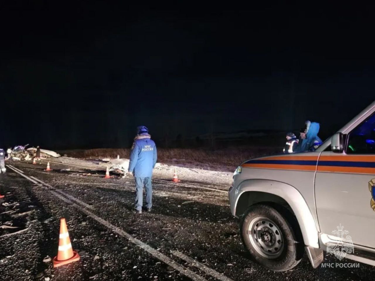 Пять человек погибло на трассе Байкал Спасатели пожарно спасательной части 4 МЧС ликвидируют последствия страшной аварии в 40 км от Читы В результате столкновения микроавтобуса и минигрузовика гружённого дровами погибли пять человек среди них трое детей Ещё двое находятся в тяжёлом состоянии Все пострадавшие были в микроавтобусе Водитель минигрузовика не пострадал На месте работают психолог МЧС бригады скорой помощи и сотрудники ГИБДД Пострадавших экстренно доставляют в краевую больницу ZAB RU Проголосовать