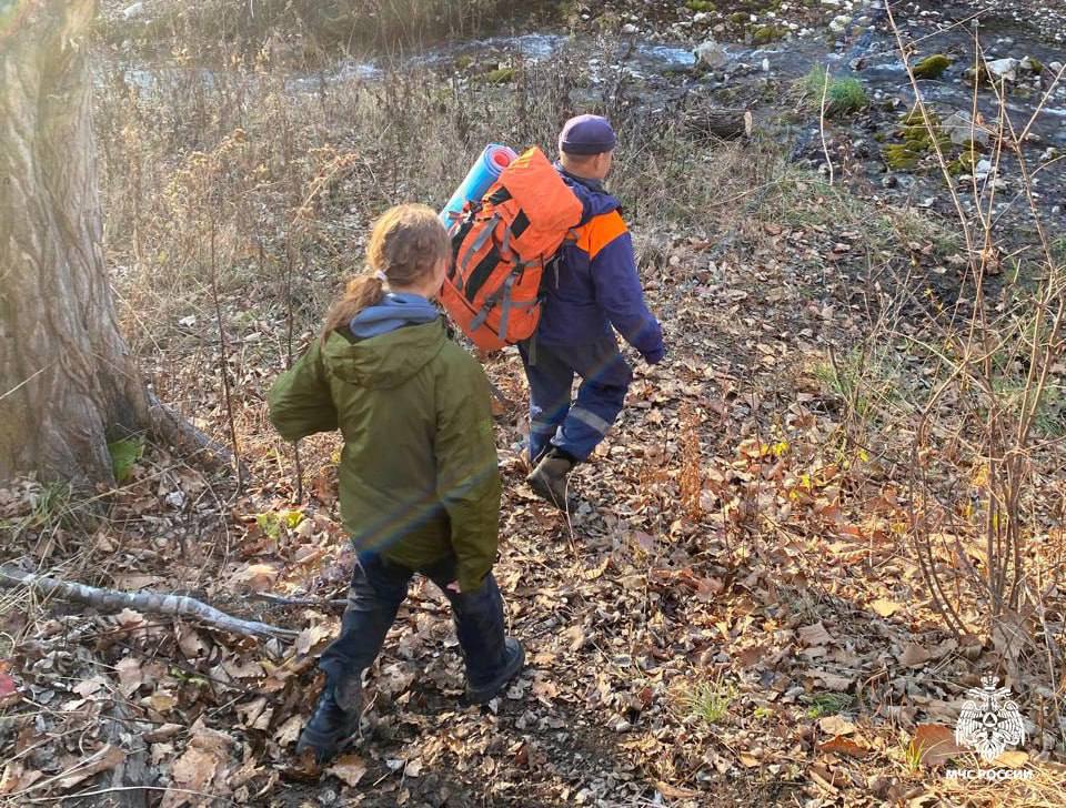 В Приморье спасатели МЧС России эвакуировали ребенка с туристского маршрута  Перед подъемом на гору «Чандолаза» в Партизанском округе самочувствие 13-летней девочки резко ухудшилось. Спасатели МЧС России доставили ее в Находку, где передали врачам. Подросток путешествовал в составе незарегистрированной тургруппы из 14 человек, включая 9 детей.   Остальные продолжили восхождение. Теперь их передвижение на контроле Главного управления МЧС России по Приморскому краю.