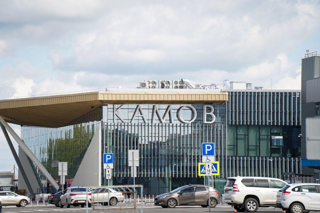 В Томском аэропорту планируют соединить два терминала для увеличения площади Об этом рассказал генеральный директор аэропорта Иван Михеев Объединить терминалы хотят для уменьшения времени задержек вылетов и прилетов Мы перед холдингом инициировали реализацию инвестпроекта по соединению терминала внутренних линий и международных линий коридором с теплым проходом Планируем при таких задержках за счет общей зоны старого вокзала увеличить площади ожидания для встречающих для тех у кого задержаны рейсы Вплоть до того что сделать капсульные отели добавил Михеев новосибирск novosib 24