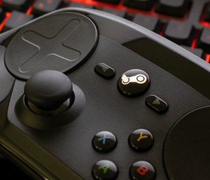 Брэд Линч показал новый геймпад Steam Controller необычный дизайн и два тачпада Инсайдер Брэд Линч опубликовал в соцсети X изображение с дизайном нового геймпада Valve Ожидается что устройство будет продаваться как Steam Controller без двойки в названии Аксессуар заметно отличается и от первого поколения Steam Controller и от аналогов представленных на рынке