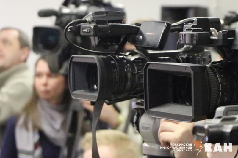 Экс-губернатор Сергей Фургал решил судиться с журналистом Иннокентием Шереметом Как сообщает telegram-канал «Суды общей юрисдикции города Москвы», осужденный экс-глава Хабаровского края подал иск о защите чести и достоинства против канала «СОЛОВЬЕВ LIVE» и екатеринбургского журналиста Шеремета. Поводом для подачи искового заявления стали высказывания Шеремета о Фургале в эфире канала «СОЛОВЬЕВ LIVE». Так, Шеремет И.В. неоднократно и без подтверждения доказательствами утверждал о причастности истца к функционированию преступного сообщества «Общак» и совершении им тяжких и особо тяжких преступлений, обвинял в многочисленных убийствах в 90-е годы, — говорится в сообщении. Фургал потребовал опровержений и сатисфакции. Но размер компенсации и ее вид истец не уточнил. Напомним, что Сергей Фургал был осужден по уголовному делу об организации убийств. Суд назначил экс-губернатору наказание в виде лишения свободы сроком на 22 года.