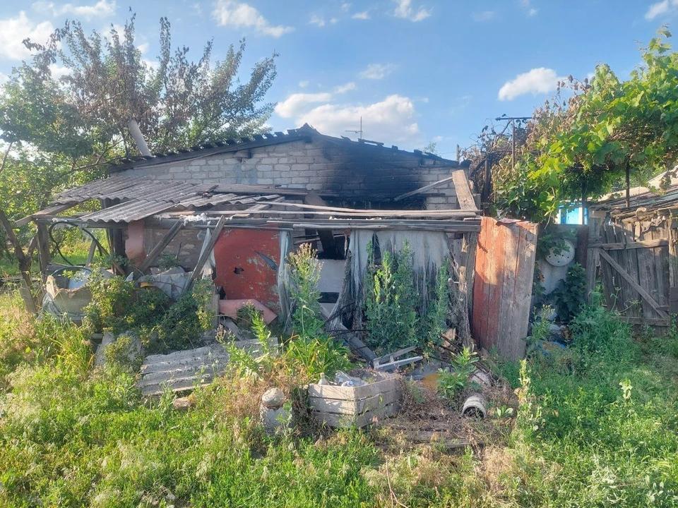 В Свердловском районе из-за скачка напряжения произошёл пожар В Свердловском районе ЛНР внезапный скачок напряжения вызвал короткое замыкание. По этой причине на улице Карбышева в Червонопартизанске произошёл пожар. Хозяин покинул помещение ненадолго, а по возвращении обнаружил огонь. В МЧС поступило сообщение о пожаре в летней кухне. К месту происшествия незамедлительно выехали пожарные – 11 человек и 2 единицы техники. - Спасатели ликвидировали загорание. Огнем уничтожена крыша на площади 40 квадратов, повреждены личные вещи на общей площади 30 квадратов, - сообщили в МЧС России.