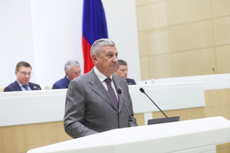 Не остановиться надо летать Сенатор призвал не бросать финансирование Байкала Пока Минпромторг уверяет что самолет в ближайшее время полетит в Совете Федерации звучат тревожные сигналы о будущем ключевого для малой авиации проекта ЛМС 901 Байкал создаваемого на замену Ан 2 Сенатор от Курганской области Сергей Муратов опубликовал сегодня в соцсетях пересказ своего выступления на совещании по развитию малой авиации в Совфеде 18 декабря Финансирование Байкала необходимо продолжить несмотря на его затратность так как дело уже идет к финишу таков главный тезис из чего несложно сделать вывод что с деньгами на продолжение работ возникли проблемы Основное в позиции сенатора   Разработчик Байкала Уральский завод гражданской авиации УЗГА не входит в ОАК Объединенную авиастроительную корпорацию Ростеха но обладает высочайшими компетенциями   УЗГА самостоятельно разрабатывает и двигатель для этого легкого многоцелевого самолета ВК 800СМ не дожидаясь ОДК Объединенная двигателестроительная корпорация что является наисложнейшей задачей   Я видел этот самолет сейчас он проходит испытания Наиважнейшая задача не остановиться надо летать летать и еще раз летать Но для того чтобы пойти дальше необходимо продолжить финансирование проекта   Можно конечно много говорить о затратности проекта но большая часть пути уже пройдена Мы уже на финише Но как известно в марафоне решают последние метры потому что они самые тяжелые Прямо после Прямой линии президента где Путин говорил о необходимости наращивать выпуск отечественных самолетов Минпромторг отрапортовал что первый полет Байкала с российским двигателем состоится в самое ближайшее время Над созданием Байкала работают с 2019 года Стоимость самолета за эти годы неоднократно менялась с изначальных 178 млн рублей до 455 млн в 2024 году После критики президентом на ВЭФ в сентябре 2024 го цена была снижена вдвое до 260 млн рублей но не до первоначальных значений В феврале 2025 го появились сообщения о возможной заморозке проекта из за допущенных при его разработке ошибках проблемы с устойчивостью на малых скоростях управляемостью и конструкцией шасси Минпромторг тогда это опроверг и в марте выделил УЗГА 10 136 млрд рублей на доработку самолета двигателя и воздушного винта до 2027 года Сроки сертификации и поставок постоянно сдвигаются Последний план получить сертификат к концу 2026 го и поставить первые пять самолетов авиакомпании Аврора в том же году ЛМС 901 Байкал создается как современная замена легендарному советскому Ан 2 Самолет рассчитан на девять пассажирских мест способен развивать крейсерскую скорость до 300 км ч и преодолевать расстояние до 3000 км С полезной нагрузкой в 2 тонны дальность полета составит 1500 км Монокль главное о русском бизнесе и не только Подписаться