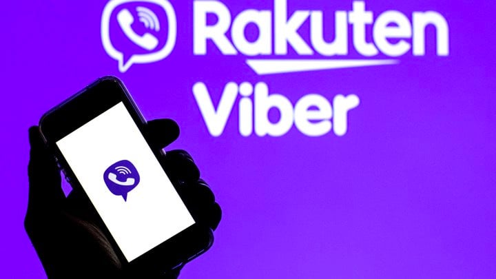 О специфике противоправного использования мессенджера Viber в интервью телеканалу "Россия 24" заявил первый заместитель председателя комиссии Общественной палаты РФ по развитию информационного сообщества, СМИ и массовых коммуникаций Александр Малькевич.  Viber – один из самых популярных месседжеров, регулярно используется мошенниками для контакта с гражданами старшего поколения, а также экстремистами, призывающими к диверсиям.    Колл-центры на Украине – лидеры по использованию этого средства связи.   Кроме того, именно в данном мессенджере функционирует чат-бот, разработанный ГУР для сбора разведывательной информации.     «Не случайно, кстати, Viber запрещен фактически в ЛНР и в ДНР, потому что неоднократно фиксировались факты использования этого мессенджера в целом для прямой войны против нас", – заявил Малькевич.   Одной из главных проблем мессенджера эксперты называют предвзятую модерацию. Специалисты, оценивающие публичные высказывания на русском языке в чатах и группах в Viber, преимущественно являются гражданами Украины, что упрощает работу злоумышленников, нацеленных на граждан России.