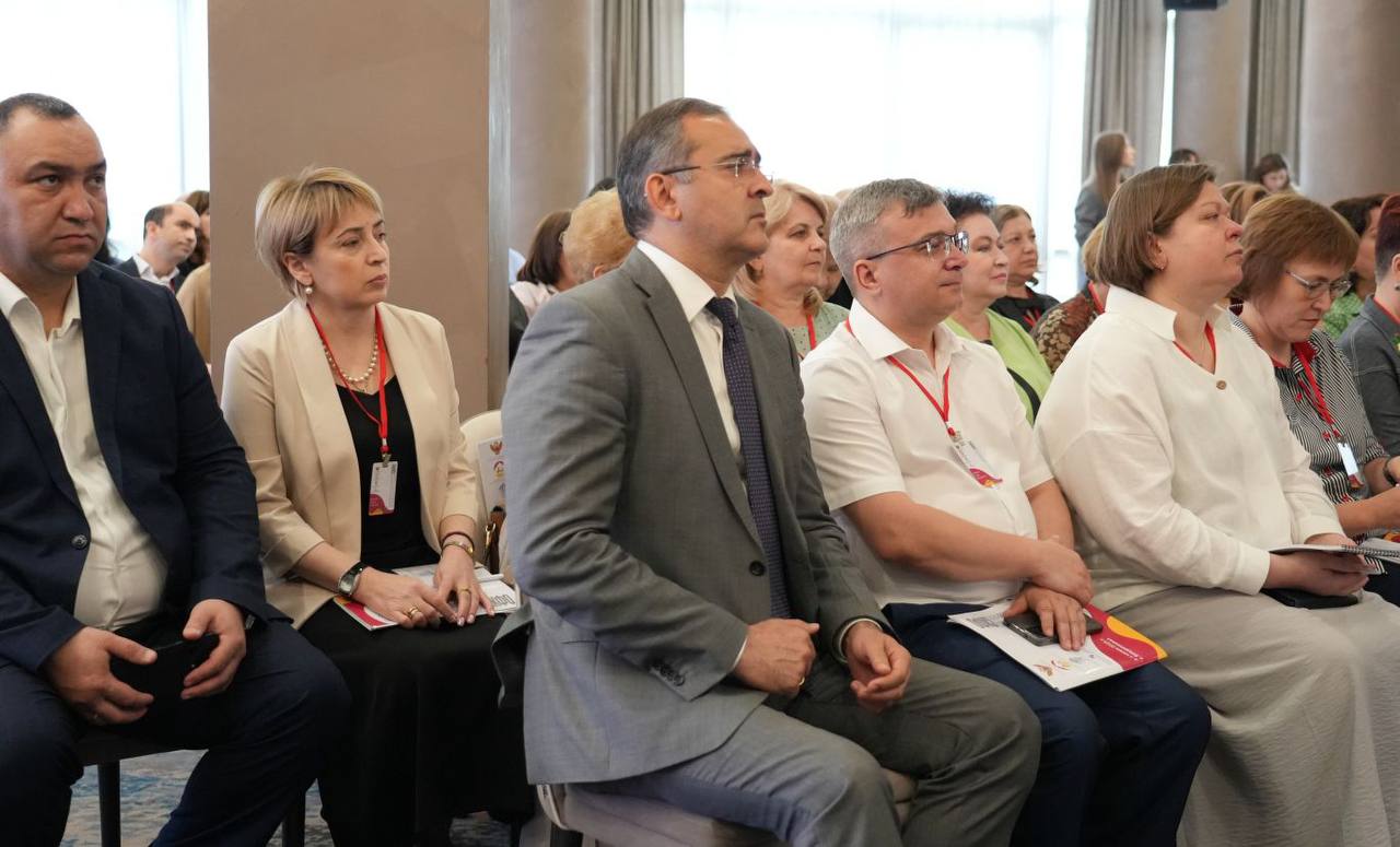 В Северной Осетии проходит окружное совещание СКФО по развитию системы образования Российской Федерации Северная Осетия стала площадкой проведения окружного совещании СКФО по развитию системы образования Российской Федерации. Участников двухдневного профильного мероприятия поприветствовал Глава РСО – Алания Сергей Меняйло. Для обсуждения актуальных вопросов на совещание прибыли более ста делегатов из всех субъектов Северного Кавказа и Южной Осетии. В работе окружного совещания приняли участие заместитель министра просвещения России Ольга Колударова и генеральный директор АО «Просвещение» Михаил Кожевников. Подробнее читайте на нашем сайте. #alaniagov #севернаяосетия #алания #главарсоа