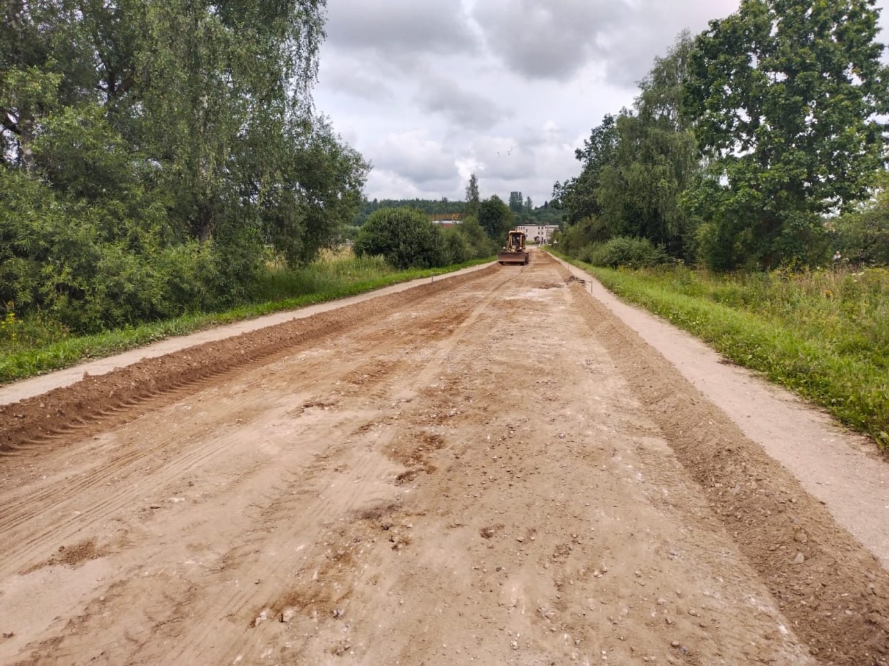 Сегодня ООО "Дорсервис"  Нелидово  приступило к ликвидации "разрывов" в асфальтовом покрытии между п. Мирный и мостом через р. Береза и между съездом с моста и поворотом к д. Береза. 300 метров грунтовых промежутков среди хорошего асфальта изначально образовались из-за того, что "не сошлись" проекты разных лет. Это вызывало много вопросов жителей. Учитывая, что грунтовые участки относятся к областным, а не местным дорогам,  в ходе рабочей встречи 6 мая 2025, я обратился к Губернатору Тверской области И.М. Рудене с просьбой помочь в решении этого вопроса, и, по поручению Губернатора, работы начались. Скоро асфальт будет на всем протяжении от трассы М-9 до памятника Николаю Японскому.