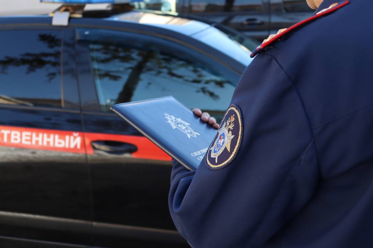 В Братске по факту ДТП с участием автобуса проводится проверка Сегодня днем в районе 227 километра автодороги А-331 «Вилюй» в городе Братске произошло столкновение пассажирского автобуса и внедорожника. В результате ДТП нескольким участникам автоаварии потребовалась медицинская помощь. По данному факту следственным отделом по городу Братску СУ СК России по Иркутской области организовано проведение процессуальной проверки по признакам преступления, предусмотренного ст. 238 УК РФ оказание услуг, не отвечающих требованиям безопасности . В настоящее время следователи устанавливают обстоятельства и причины произошедшего, по результатам проверки будет принято процессуальное решение.
