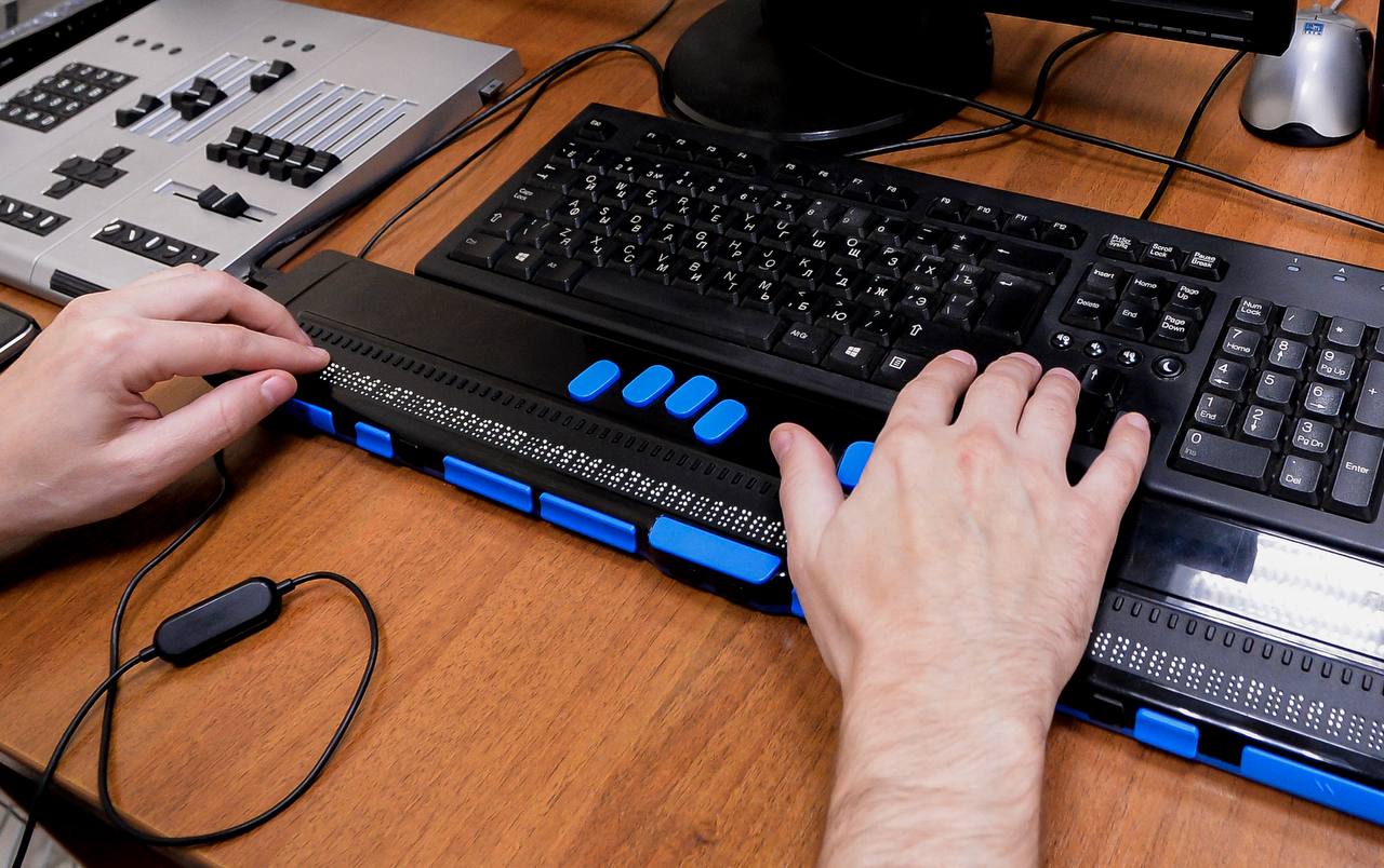 Сайты госорганов станут доступнее для незрячих С 1 марта официальные интернет ресурсы всех государственных и муниципальных органов а также подведомственных им организаций обязаны соответствовать установленным техническим требованиям по доступности для людей с нарушениями зрения Что изменится  Ресурсы должны быть адаптированы для работы с программами экранного доступа которые преобразуют текст в речь или выводят его на тактильный дисплей рельефно точечный шрифт Брайля  Должна быть обеспечена возможность полного управления интерфейсом ресурса не только с помощью мыши но и с помощью клавиатуры жестов или специальных комбинаций клавиш  Текстовая информация должна иметь возможность увеличения как минимум на 200 от исходного размера без потери функциональности сайта и без появления горизонтальной полосы прокрутки  Весь нетекстовый контент включая графические изображения видеоматериалы и другие элементы должен иметь альтернативное текстовое описание Это позволит преобразовать такую информацию в увеличенный шрифт шрифт Брайля речь специальные знаки или упрощенный язык ℹ Постановление подготовлено для реализации новых норм федерального закона об обеспечении доступа к информации о деятельности государственных органов и органов местного самоуправления Подписаться на Правительство России в MAX