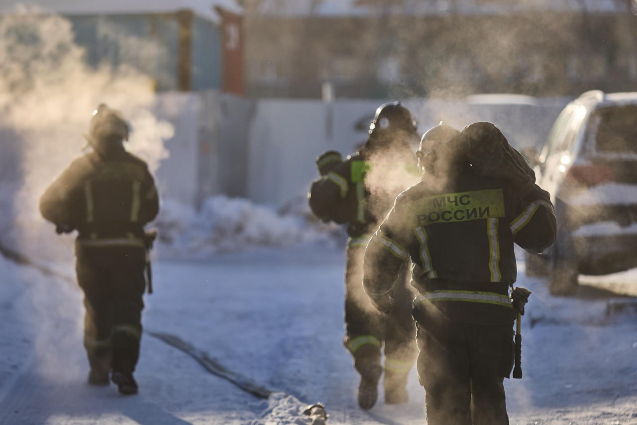 В Самарской области произошел смертельный пожар в жилом секторе Погиб ребенок Трагедия случилась в Чапаевске 27 декабря в 20 17 стало известно о пожаре на улице Суворова Горел частный дом на площади 70 квадратных метров В 20 44 была объявлена локализация в 21 05 ликвидация возгорания Погиб ребенок 2017 года рождения Пострадали 3 человека Для ликвидации пожара привлекали 20 человек и 4 единицы спецтехники рассказали в ГУ МЧС России по Самарской области В МЧС пол ребенка не назвали но в соцсетях Чапаевска пишут что в пожаре погибла девочка а пострадали ее родители и брат