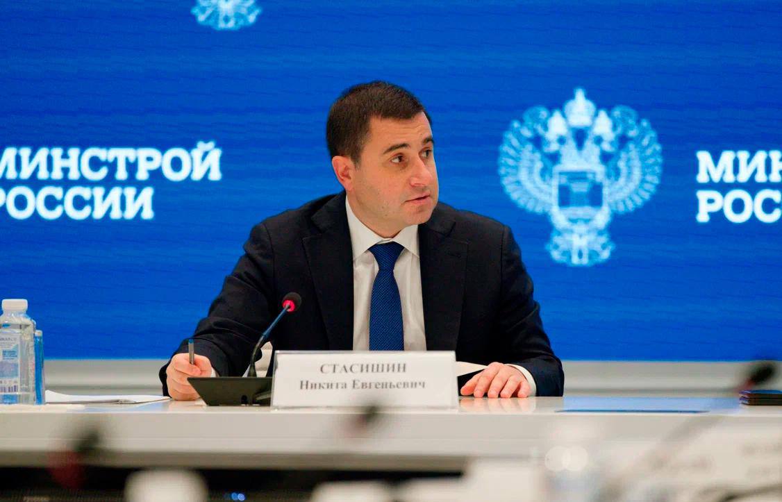 Минстрой РФ представил итоги жилищного строительства за первый год реализации национального проекта Инфраструктура для жизни   Так четвертый год ввод жилья превышает 100 млн кв м А в 2025 м по данным Росстата было введено 108 15 млн кв м на 0 4 больше чем за прошлый год На данный момент в РФ застройщиками строится 115 7 млн квадратов а это 2 4 к аналогичному периоду прошлого года По словам заместителя Министра строительства и ЖКХ РФ Никиты Стасишина важно отметить что этот год мы прошли уже без массовой поддержки участников рынка нет ипотеки под 0 а семейная ипотека стала более адресной нет массового субсидирования проектного финансирования И это не про квадратные метры а про людей Это миллионы семей улучшивших жилищные условия Это развитие экономики городов Сегодня в рамках нацпроекта Инфраструктура для жизни и наццелей развития показатели привязаны не просто к квадратным метрам а к обеспеченности людей жильем Это важно для будущего нашей страны и демографии это вопрос который сейчас находится в отдельном фокусе внимания Кроме того Никита Евгеньевич отметил что важный показатель который во многом определяет самочувствие отрасли это запуск новых проектов застройщиками Тут мы видим снижение что обусловлено рядом факторов будем работать над тем чтобы найти баланс интересов участников рынка и изменить эту тенденцию заключил замминистра строительства и ЖКХ