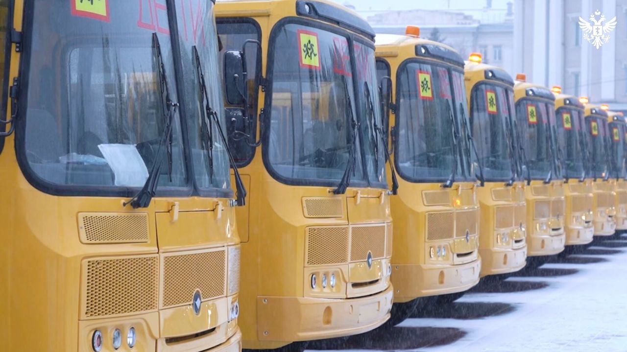 Автопарк Херсонской области пополнили 60 школьными автобусами В Херсонскую область поступило 60 новых автобусов для перевозки школьников Об этом ХАН рассказал исполняющий обязанности министра образования и науки региона Алексей Григорьев По его словам новая техника включает машины разной вместимости что позволило оптимизировать маршруты и сократить время в пути для детей Это качественный скачок Раньше мы были ограничены автобусами одного типа Теперь у нас есть весь спектр от небольших Газелей для малокомплектных сельских маршрутов до вместительных Кавзов для крупных школ заявил Григорьев Теперь в Херсонской области работают более 200 школьных автобусов Они доставляют детей на занятия в том числе в отдаленных и прифронтовых населенных пунктах Сайт ВК ОК MAX Администрация Херсонская область VGA Kherson SALDO VGA