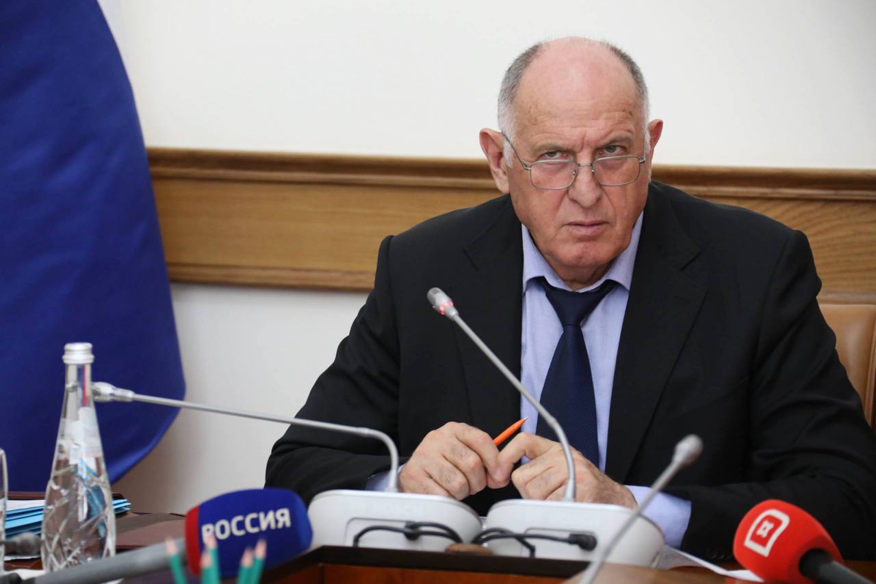  Детским лагерям в Дагестане выписаны штрафы за неисполнение санитарно-эпидемиологических требований Об этом в ходе Заседания республиканского Правительства сообщил премьер-министр Дагестана Абдулмуслим Абдулмуслимов. Отдельно на повестке был рассмотрен вопрос соблюдения санитарно-эпидемиологических норм в период прохождения летней кампании. В результате проверок перед началом сезона были составлены протоколы об административных правонарушениях требований санитарного законодательства и наложены штрафы. Основные нарушения были связаны с организацией питания, неудовлетворительным санитарным состоянием пищеблоков, сообщил глава кабмина региона. Абдулмуслим Абдулмуслимов поручил администрациям муниципальных образований усилить контроль за работой данных учреждений. Особенно актуальным обсуждение вопроса стоит в настоящее время, после стабилизации эпидемиологической ситуации в Магарамкентском районе и на КОРе. «Ответственным органам власти и организациям необходимо принять серьезные меры в целях недопущения ее повторения и обеспечения санитарно-эпидемиологического благополучия населения республики. Как вы знаете, в результате вспышки кишечной инфекции в Магарамкентском районе пострадало значительное количество детей, поэтому сегодня в рамках обсуждения по данному вопросу необходимо обратить особое внимание на соблюдение санитарно-эпидемиологических норм при прохождении летней оздоровительной кампании в детских лагерях, которых сегодня насчитывается в республике 258», — обратился премьер к участникам заседания.