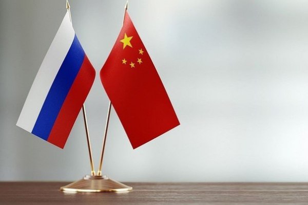 Китай хочет сотрудничать с Россией в сфере искусственного интеллекта и электронных авиационных систем Китай хочет сотрудничать с Россией в сфере искусственного интеллекта и электронных авиационных систем Заявление сделал посол КНР в России Чжан Ханьхуэй Пекин ждет участия Москвы в создании Всемирной организации ИИ Об этом сообщают Известия Также в приоритетах промышленное развитие микроэлектроника и полупроводники Китай предлагает кооперацию в проектировании микросхем и производственных процессах Кроме того в фокусе устойчивость и безопасность производственно сбытовых цепочек Россия и КНР готовы сотрудничать в сфере кадров и технологий Доля расчетов в нацвалютах в торговле КНР и РФ уже превышает 95 Страны продолжат сотрудничество в космосе и лунных исследованиях Ранее Москва и Пекин заявили о планах по оптимизации визовой политики aviaru net n291285