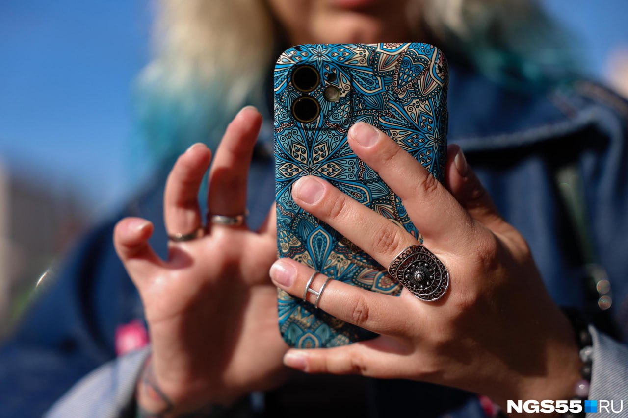 Сегодня днем 10 января жители Омской области заметили сбой в работе мессенджера Telegram Аналогичные жалобы фиксируются и в других регионах России По словам пользователей в приложении не прогружаются кружочки истории в профиле не грузятся медиафайлы не отправляются сообщения По данным сервиса Downdetector наибольшее количество жалоб на работу Telegram поступает от жителей Ставропольского края Тверской области Красноярского края Удмуртской республики и Тюменской области А у вас работает Telegram   Да все в порядке Ничего не загружается Будьте в курсе даже офлайн NGS55 в MAX