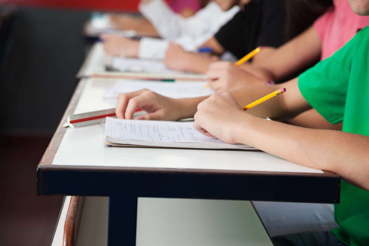 Минобразовании рассказали что нового будет на централизованном экзамене Его репетиция пройдет уже скоро 31 января Как сообщили в министерстве РЦЭ в 2026 году пройдут около 58 5 тысячи 11 классников Они будут проходить испытания по русскому или белорусскому языках физике математике биологии химии иностранному языку истории Беларуси в контексте всемирной истории обществоведении и географии По словам начальника управления общего среднего образования Минобразования Ирины Каржовой из новшеств указание паспортных данных в бланке Раньше требовалось указывать серию и номер теперь идентификационный номер Также теперь в аудиторию не допустят преподавателей тех предметов по которым проводятся испытания Мобильными телефонами будет пользоваться нельзя кроме детей которым они нужны для контроля здоровья Списки детей заранее подают школьные учителя Взять с собой калькулятор можно только на ЦЭ по физике и химии Если ученик забыл калькулятор или ручку их дадут в пункте сдачи экзамена