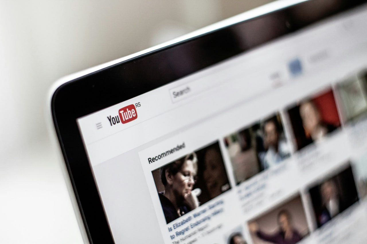 Видеохостинг YouTube выплатил более 100 млрд долларов авторам контента с 2021 года Такого результата позволило достичь увеличение дохода от рекламы Двадцать лет назад YouTube зародился с идеей что у каждого должна быть возможность творить и найти мировую площадку С тех пор мы видим как авторы формируют культуру и индустрию развлечений способами которые мы раньше и представить себе не могли отметила директор по продуктам YouTube Джоанна Вулих Больше новостей в Daily News