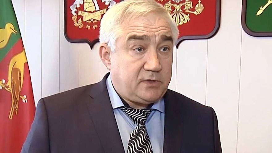  Суд отказал экс-депутату областной думы Сергею Почивалову в смягчении наказания Мужчина пытался заменить оставшуюся часть срока на принудительные работы. Изначально Сергея Почивалова оштрафовали на 750 тыс. рублей – ещё в 2022 году. По версии следствия, бывший депутат вместе с Александром Чубой занимался махинациями с поставками песка комбинатам благоустройства. Экс-парламентарий и его подельник поставляли некачественную смесь в Железнодорожный, Левобережный, Коминтерновский и Центральный районы. Перевозками занимался Александр Чуба, который также отделался штрафом в 250 тысяч.