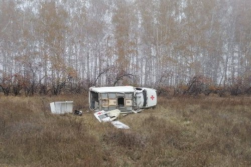 В Новосибирской области пострадавшую в ДТП со скорой женщину перевели в реанимацию В Новосибирской области 22 октября организовали проверку по факту ДТП с каретой скорой помощи Об этом сообщили в пресс службе региональной прокуратуры Неотложка везла роженицу в перинатальный центр В пути водитель не справился с уравнением и улетел в кювет с последующим опрокидыванием В результате пострадали трое роженица и фельдшер с водителем Один из них женщина находится в тяжелом состоянии в реанимации Состояние остальных оценивают как средней степени тяжести Известно что не смотря на жёсткие травмы сибирячка родила здорового ребенка Прокуратура района контролирует ход и результаты уголовно процессуальной проверки по факту ДТП оценит соблюдение законодательства о безопасности дорожного движения в районе При наличии оснований будут приняты исчерпывающие меры реагирования сообщили в надзорном ведомстве