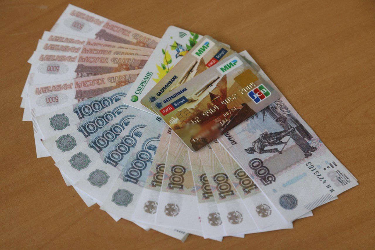 За минувшую неделю у 168 жителей края мошенники выманили через интернет-сети больше 70 млн рублей. С начала года жертвами киберпреступников стали 5 417 жителей нашего региона. Через фейковые криптобиржи, поддельные электронные магазины, поддавшись убеждениям и угрозам лжесотрудников органов и другим формам обмана, они отдали мошенникам почти полтора миллиарда рублей. Фото: НКК