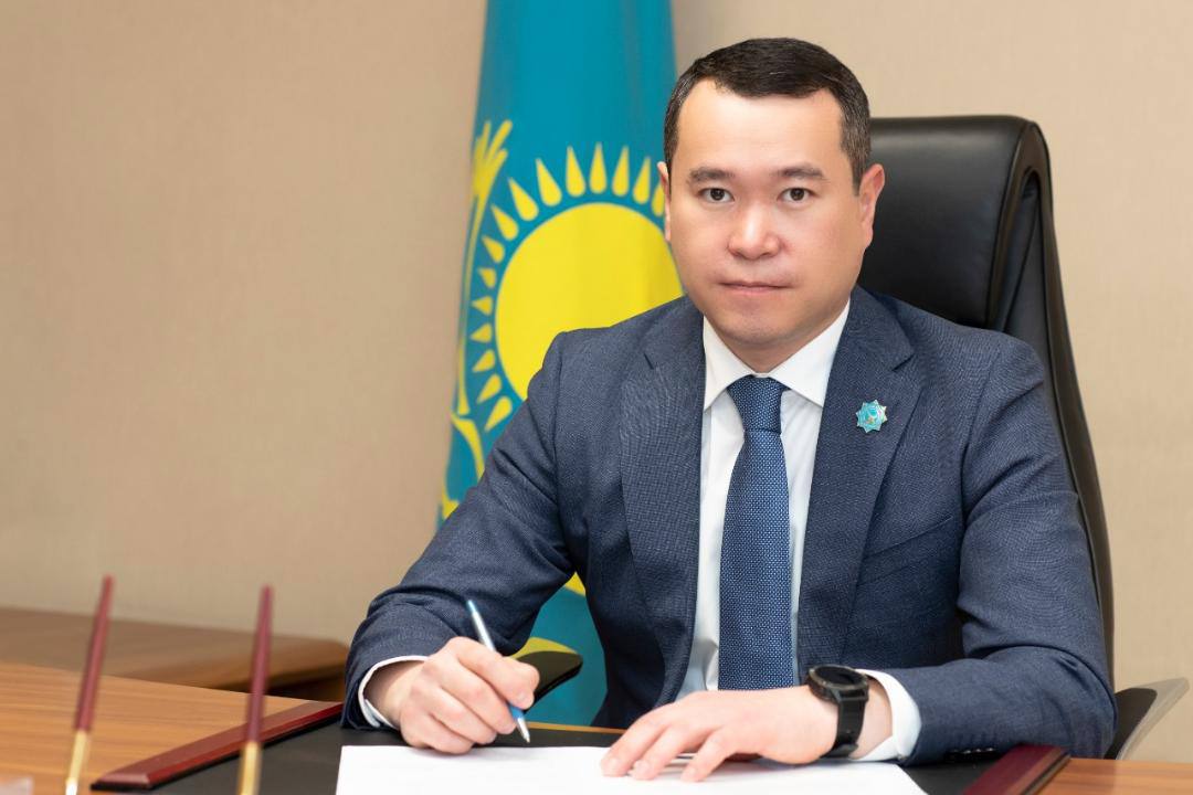 Берик Нажмиденов освобожден от должности Верховного судьи По представлению Президента Республики Казахстан Сенат освободил Берика Нажмиденова от должности судьи Верховного Суда Перед вынесением решения вопрос рассматривался на заседании профильного комитета Согласно Конституции избрание и освобождение судей Верховного Суда относится к исключительным полномочиям Сената baq rus