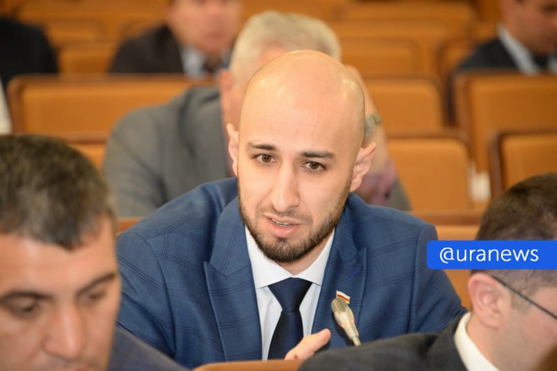 Силиконовыми телками с опилками в голове назвал женщин водителей российский депутат Сослан Дидаров заявил что девушки представляют опасность не только для себя но и для окружающих из за незнания ПДД Покупаете права своим женам дочерям силиконовым телкам с опилками в голове заставьте их выучить хотя бы основные правила дорожного движения добавил Дидаров   Москва сейчас Подписаться Прислать новость