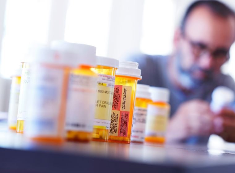 Жители Китая с нейроимплантом от наркозависимости начали страдать от игровой и половой зависимостей Китайские пациенты которым вживили мозговые импланты для лечения опиоидной зависимости столкнулись с невыносимыми последствиями Побочные эффекты наблюдаются у 9 из 60 пациентов В 2021 году электроды подключили к прилежащему ядру участников области мозга связанной с удовольствием мотивацией и зависимостью По утверждению компании стимуляция может снимать зависимость от наркотиков Так один из пациентов страдающий от героиновой зависимости после вживления электрода начал компульсивно играть в азартные игры набрав долгов на 28 тыс Другие участники исследований сообщали о замедленной реакции и одержимость порнографией после активации устройств Один из пациентов был привлечен к уголовной ответственности за домогательства технологии общество мир