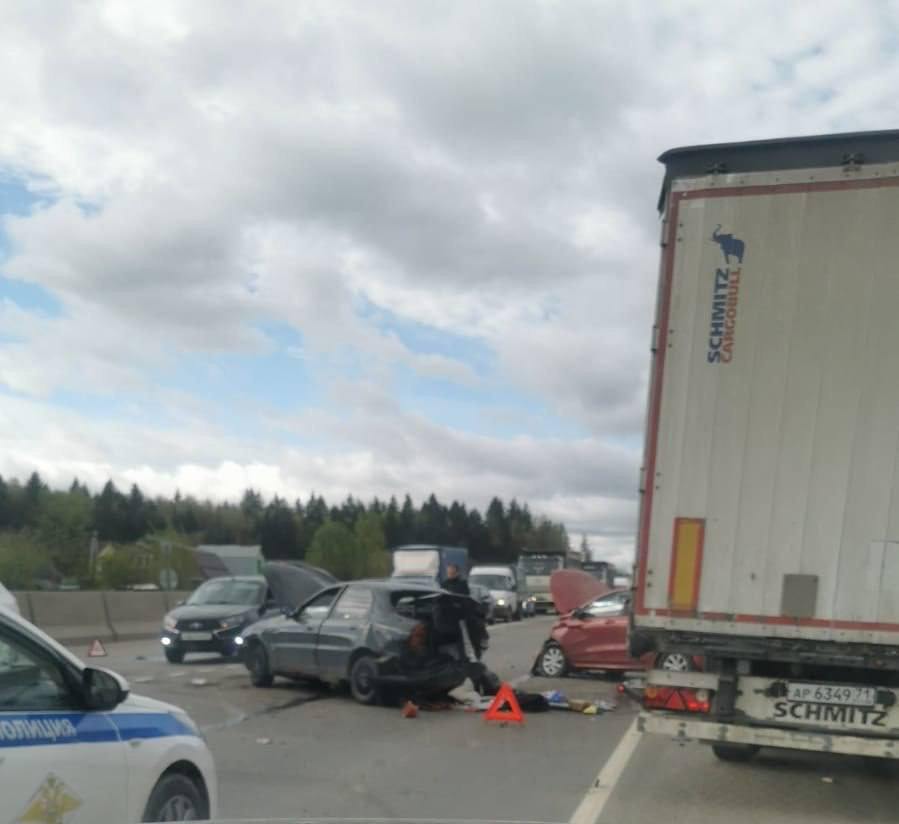 Огромная пробка образовалась на трассе М-3 под Обнинском После поворота на Балабаново произошло ДТП, которое перекрыло 2 полосы для движения. Как сообщает РИЦ Боровский, на месте работают сотрудники ДПС. ES! - канал. Подписаться