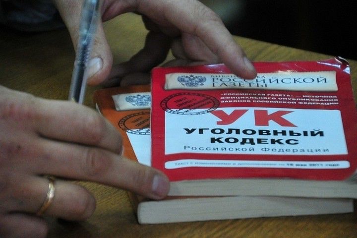 Украл телефон с банковской картой из рюкзака Сотрудники полиции Якутска задержали 45-летнего ранее судимого мужчину, подозреваемого в краже сотового телефона с прикрепленной банковской картой. Уроженец Сунтарского района заметил оставленный без присмотра рюкзак в баре на улице Халтурина и похитил телефон, но не смог его разблокировать и выбросил. С помощью банковской карты из чехла телефона он совершил покупки на шесть тысяч рублей. Заведено уголовное дело по статье «Кража». Максимальное наказание по статье - до пяти лет лишения свободы. Подозреваемый задержан, ведется следствие. Фото: Шахиджанян Сергей
