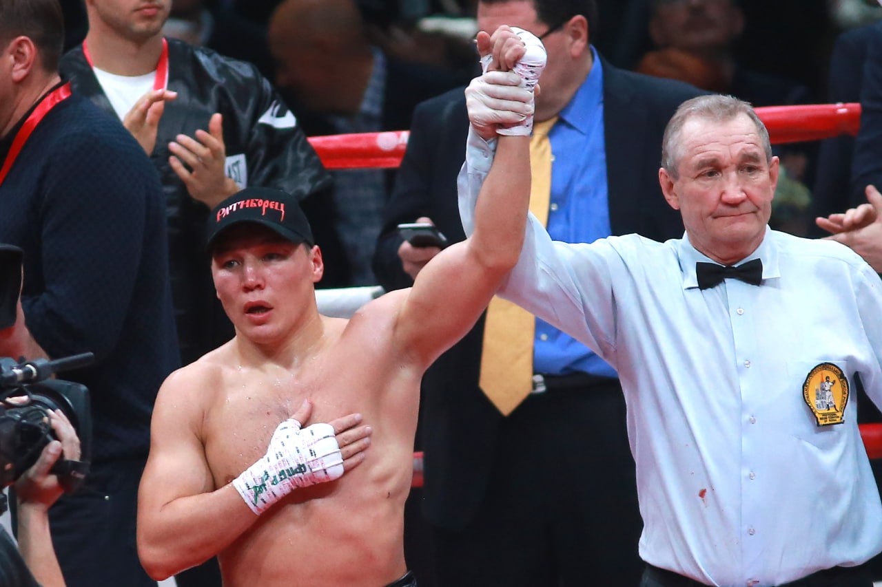 Экс-чемпион WBO из России победил в первом бою после 9-летнего перерыва  Российский боксер Руслан Проводников, бывший чемпион мира по версии Всемирной боксерской организации  WBO  в первом полусреднем весе, одержал победу в первом профессиональном поединке после девятилетнего перерыва.  41-летний Проводников победил в Красноярске мексиканца Хосе Луиса Кастильо единогласным решением судей по итогам шести раундов.  Соперники уже встречались в 2015 году, тогда россиянин победил техническим нокаутом в пятом раунде.  Последний бой на профессиональном ринге у Проводникова был в июне 2016 года, когда он уступил американцу Джону Молине. Теперь в активе россиянина 26 побед  18 нокаутом  и пять поражений. Проводников был чемпионом WBO в 2013 году.  На счету 51-летнего Кастильо 66 побед, 14 поражений и одна ничья. В 2000–2002 и 2004–2005 годах мексиканец владел поясом чемпиона мира по версии Всемирного боксерского совета  WBC .   Global Look Press  Подписаться на «РБК Спорт»