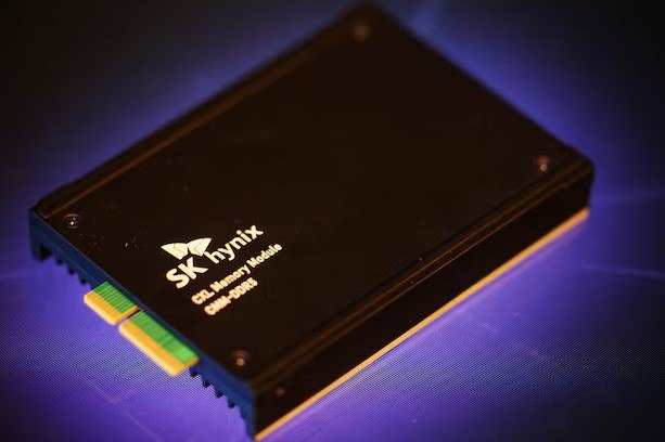 Источники сообщают, что США могут нацелиться на операции Samsung, Hynix и TSMC в Китае Министерство торговли США рассматривает возможность отзыва разрешений, выданных в последние годы мировому производителю микросхем TSMC, Samsung и SK Hynix. По словам людей, знакомых с ситуацией, это затруднит получение ими американских товаров и технологий на их заводах в Китае . Шансы на то, что США отзовут разрешения, неясны. Но с таким шагом иностранным производителям чипов будет сложнее работать в Китае, где они производят полупроводники, используемые в самых разных отраслях. Представитель Белого дома заявил, что Соединенные Штаты «просто закладывают основу» на случай, если перемирие, достигнутое между двумя странами, развалится. Но чиновник выразил уверенность, что торговое соглашение будет реализовано и что редкоземельные металлы будут поступать из Китая, как и было согласовано. «В настоящее время нет намерения применять эту тактику», — сказал чиновник. «Это еще один инструмент, который мы хотим иметь в своем арсенале на случай, если это соглашение провалится или какой-либо другой катализатор внесёт разлад в двусторонние отношения». Источник: Reuters Если полезно, поставьте лайк #Китай #США