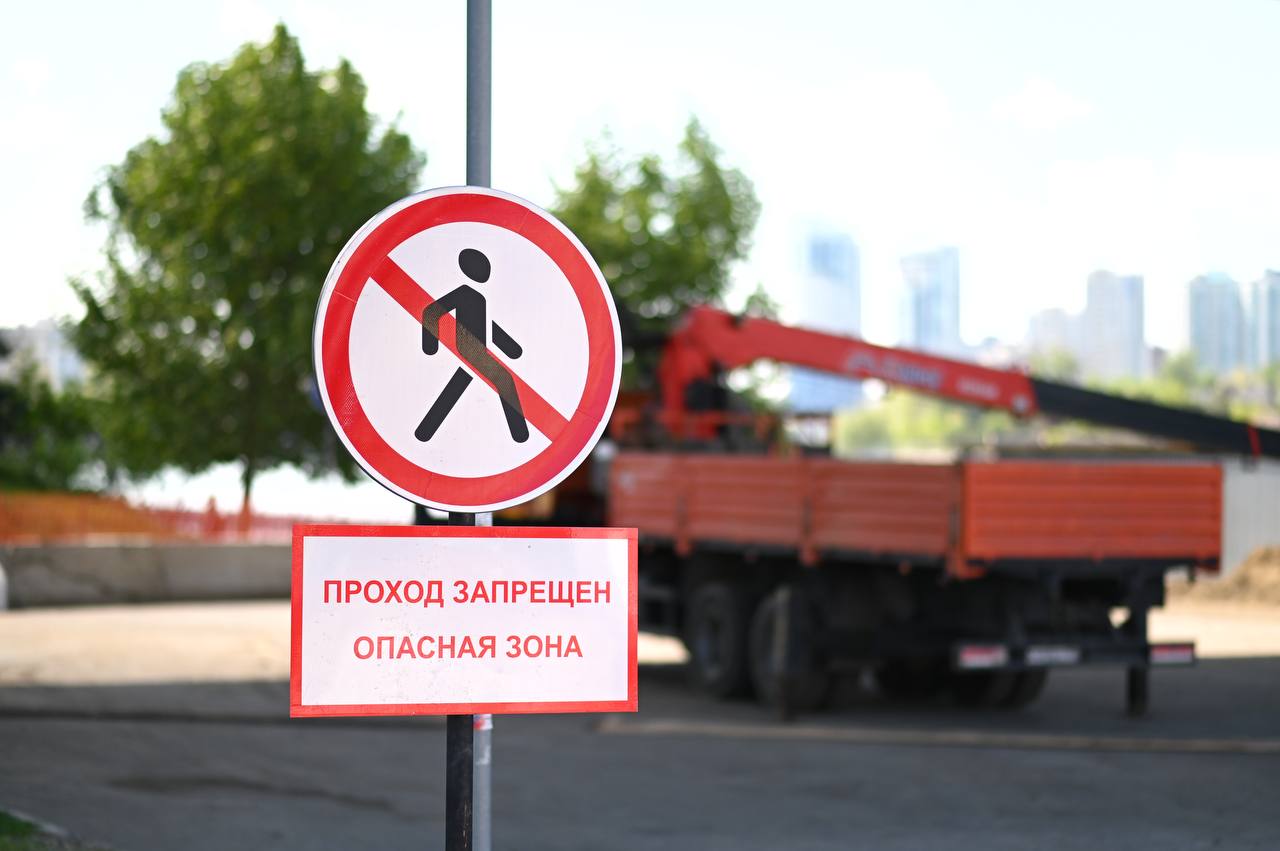 На Тургеневском мосту в Краснодаре завершаются демонтажные работы первого этапа Специалисты сняли 40 балок и 20 плит пролётного строения со стороны выезда из города, а также парапетные блоки, тротуарные плиты, карнизные консоли и перила, убрали лестничный спуск со стороны Адыгеи. Завершается демонтаж защитного и выравнивающего слоёв бетона. — Капремонт Тургеневского моста выполняется круглосуточно с точным соблюдением сроков. Даже в праздники работы не останавливались ни на один час. В течение суток на объекте задействовано около 70 человек и 13 единиц техники, — рассказал директор департамента транспорта и дорожного хозяйства Андрей Белугин. #программа2535 Читайте нас: Телеграм ВК Дзен