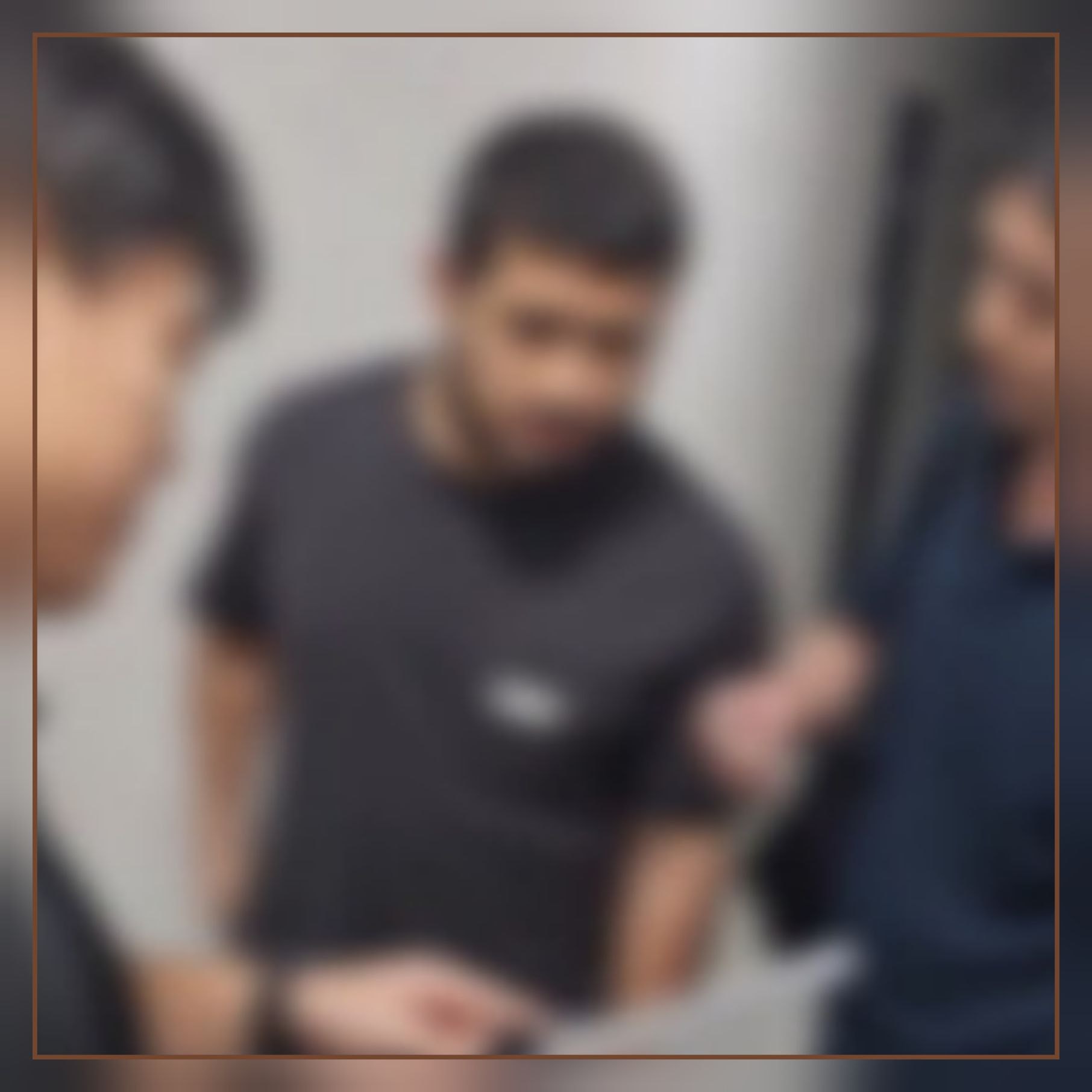 В Южной Корее задержан узбекистанец собиравший криптовалюту для ХАМАСа под видом благотворительности 27 10 2025 Сувон В Южной Корее арестован гражданин Узбекистана подозреваемый в сборе и переводе средств палестинскому движению ХАМАС под видом благотворительности По данным полиции это крупнейшее в истории страны выявленное финансирование терроризма 29 летний мужчина проживающий в Корее с 2018 года когда заехал по студенческой визе D 2 и несколько раз подававший прошение о статусе беженца с 2023 года организовал кампанию по сбору пожертвований якобы для бурения скважин в Африке Он собрал в криптовалюте 626 819 USDT часть из которых была переведена на криптокошелёк ХАМАСа Следствие установило что задержанный является сторонником террористической группировки KTJ связанной с Аль Каидой и ранее находился в розыске на родине Он распространял в соцсетях экстремистские призывы к джихаду во имя Аллаха и вел сбор средств среди земляков включая участников мини футбольного клуба где работал Полиция подтвердила что около 27 млн вон из собранных средств были переведены непосредственно ХАМАСу и продолжает расследование чтобы установить возможные дополнительные переводы Власти также проверяют не связана ли деятельность задержанного с предстоящим саммитом АТЭС в Кёнджу KTJ Катиба аль Таухид валь Джихад боевое подразделение Джебхат ан Нусры бывшего сирийского крыла Аль Каиды Признано ООН террористической Является организатором теракта у посольства Китая в Кыргызстане в 2016 году и взрыва в метро Санкт Петербурга в 2017 году Вся Корея Больше о Корее Корея ВсяКорея новости экстремизм НашиВКорее