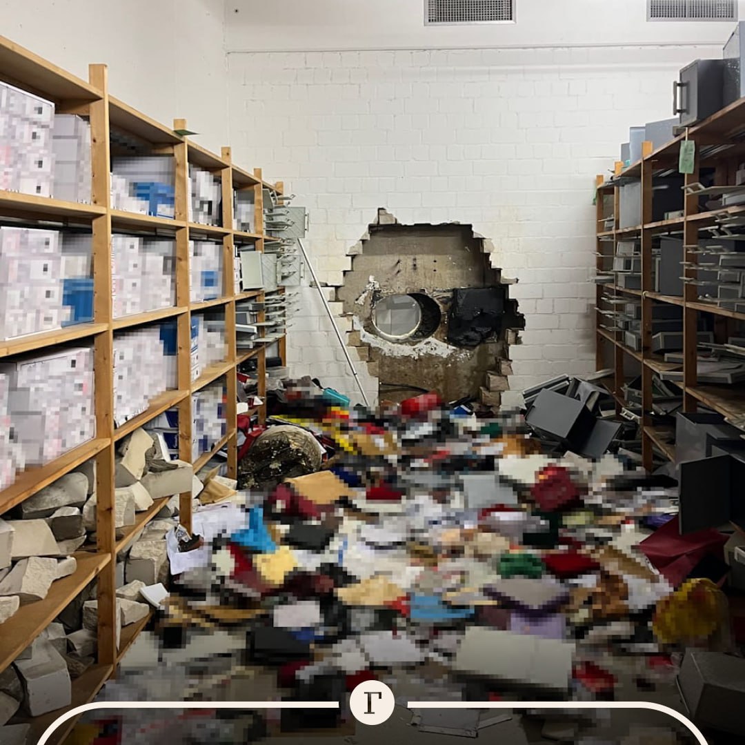 Налетчики украли 2 7 млрд руб через дыру в стене банка Воры совершили налет на сберегательный банк Sparkasse в немецком Гельзенкирхене это ограбление уже назвали одним из самых крупных в истории ФРГ Грабители воспользовались затишьем рождественских праздников они проделали огромную дыру в стене офиса и оказались посреди хранилища А затем вынесли все что смогли и скрылись По данным немецких СМИ в поврежденном хранилище было 3 3 тыс сейфов По версии полиции ущерб может превысить 30 млн 2 7 млрд руб Пострадавшие клиенты банка уже два дня собираются у отделения люди не понимают что им делать и переживают за украденные сбережения   Читайте Газету Ru в MAX