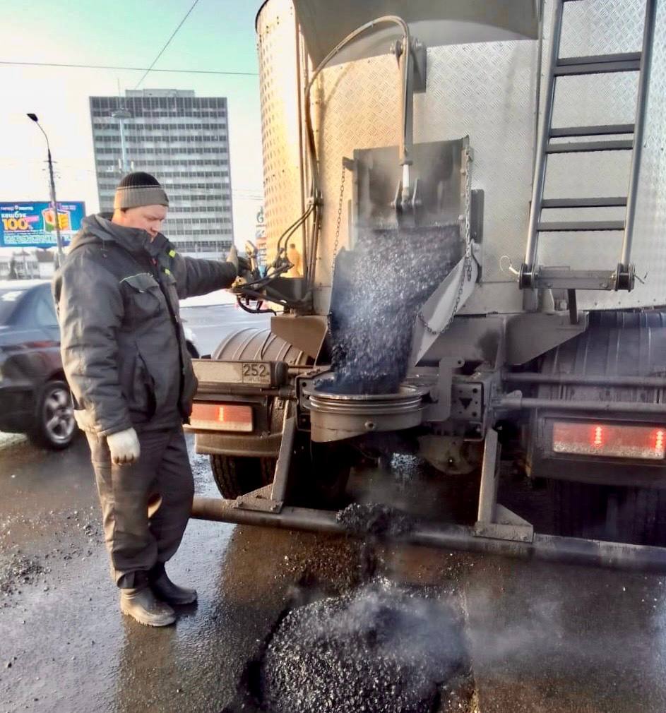 Коммунальщики заделали яму в Нижнем Новгороде, из-за которой множество автомобилей остались с проколотыми колесами.  Специалисты предположили, что дефект мог возникнуть из-за погодных условий. Как отметили коммунальщики, подобные ямы планово устраняются после полного схождения снега.