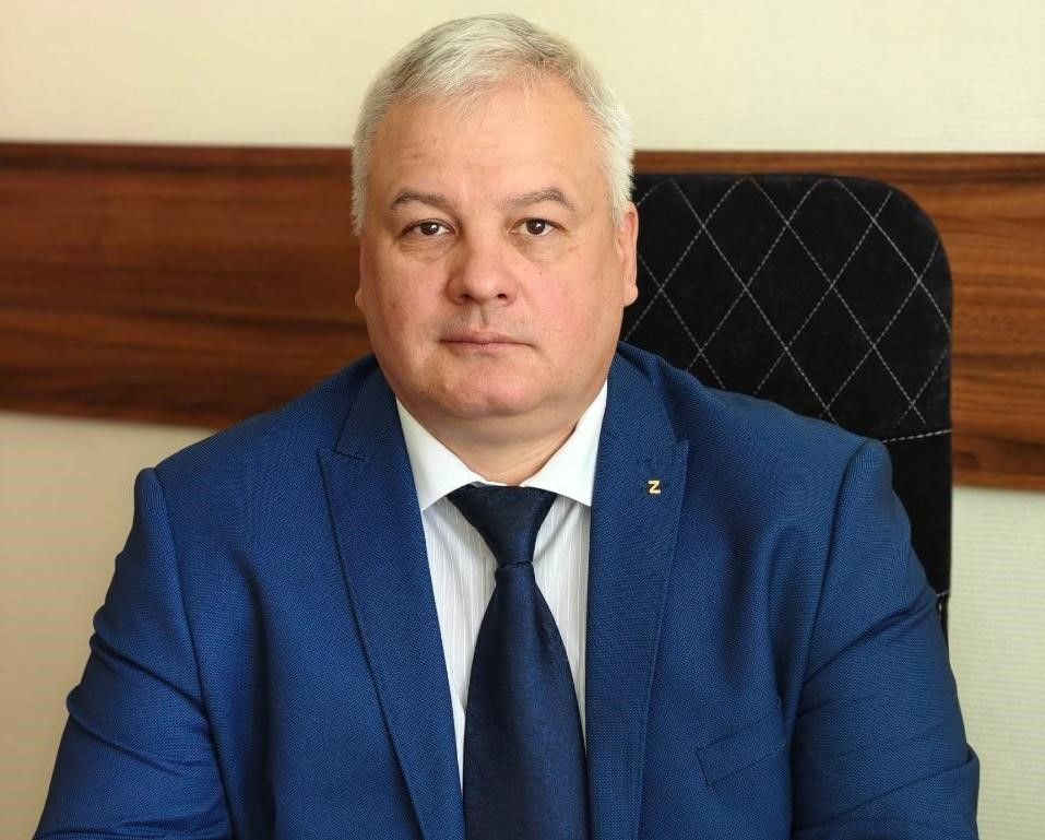 Новым заммэра Красноярска стал ветеран СВО Ветерана СВО Дмитрия Безруких назначили на должность заместителя мэра Красноярска и главы департамента городского хозяйства и транспорта. Об этом сообщает издание «Горновости». Дмитрий Безруких — уроженец Богучанского района Красноярского края, инженер-технолог по образованию. В 2016 году окончил Академию права и управления ФСИН России. С 1997-го по 2024 год проходил службу в органах внутренних дел и уголовно-исполнительной системе в Красноярске, Норильске, Ростове, Ханты-Мансийске. Имеет госнаграды, в частности, медаль ордена «За заслуги перед Отечеством» II степени, 2023. С 2024 года работал начальником отдела по кадровым и общим вопросам департамента городского хозяйства. Тогда им руководил Александр Мацак — ныне первый заместитель мэра Красноярска. Напомним, должность временно занимал Николай Арефьев, бывший заместитель главы департамента. Newslab