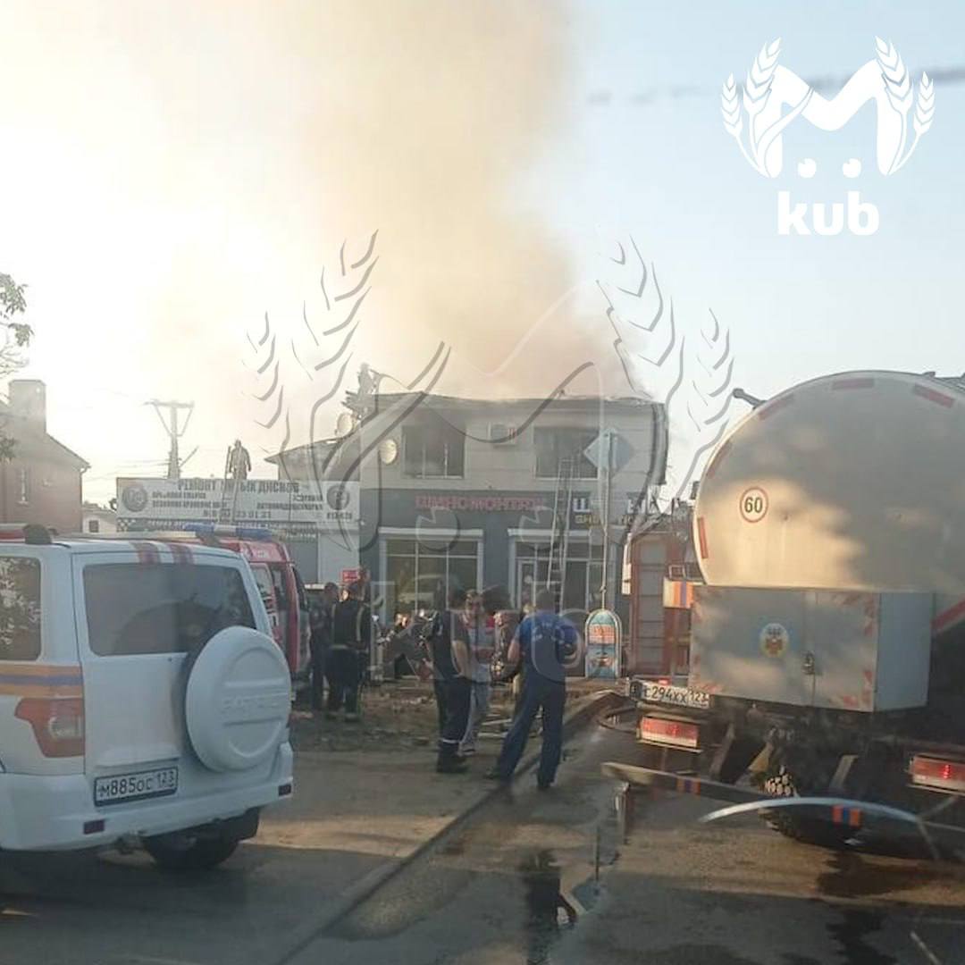 Магазин шин загорелся в Пашковском районе. Огонь охватил два этажа здания — 400 квадратов. Спасатели локализовали пожар, никто не пострадал.