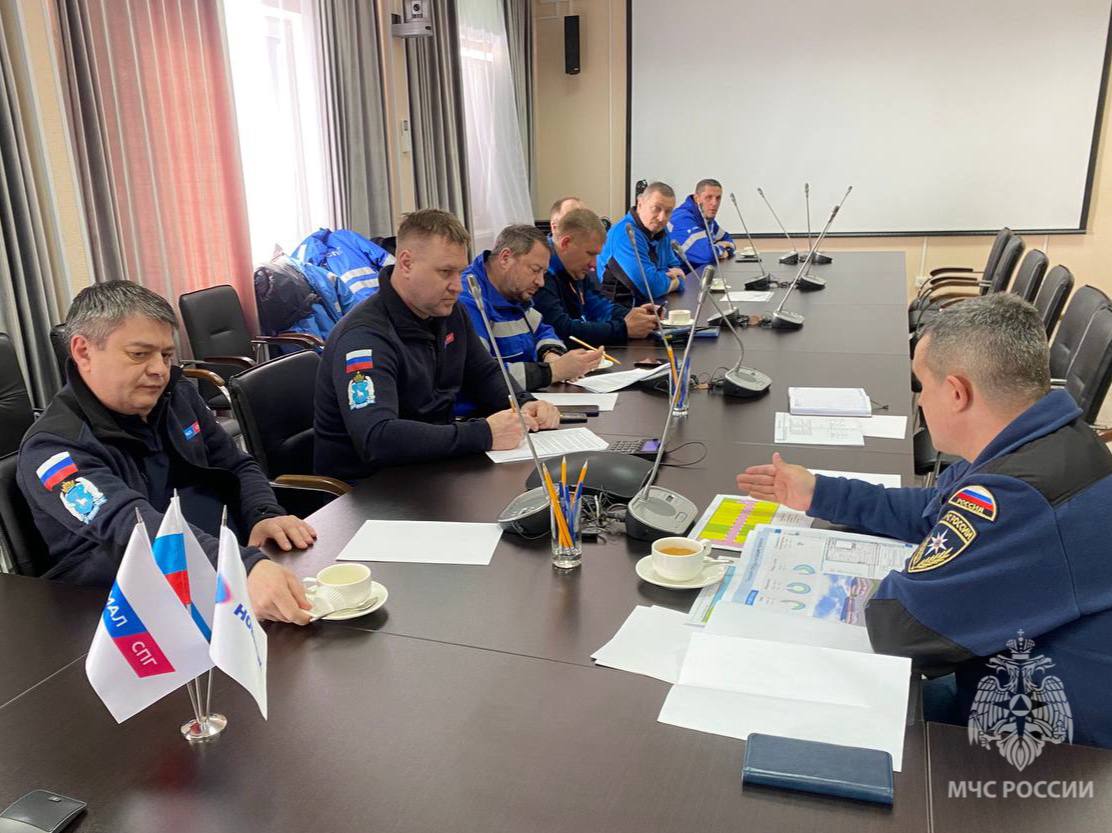 Начальник Главного управления МЧС России по Ямало-Ненецкому автономному округу посетил с рабочей поездкой поселок Саббета, где на текущий период продолжается строительство Арктического комплексного спасательного центра. В ходе рабочей поездки прошло совещание с представителями хозяйствующих субъектов и подрядных организаций, осуществляющих работы по его строительству, проведен осмотр административно-бытового здания, а также здания общежития для личного состава спасательного центра. Мероприятия по строительству соответствуют срокам плана, необходимый материал, имущество, средства связи и оргтехника доставлена на объект в полном объеме в соответствии со спецификацией. Планируемый срок окончания строительства объектов 1 июля. Завершение работ по обустройству прилегающей территории спасательного центра запланировано до 1 сентября текущего года. МЧС Ямало-Ненецкого АО