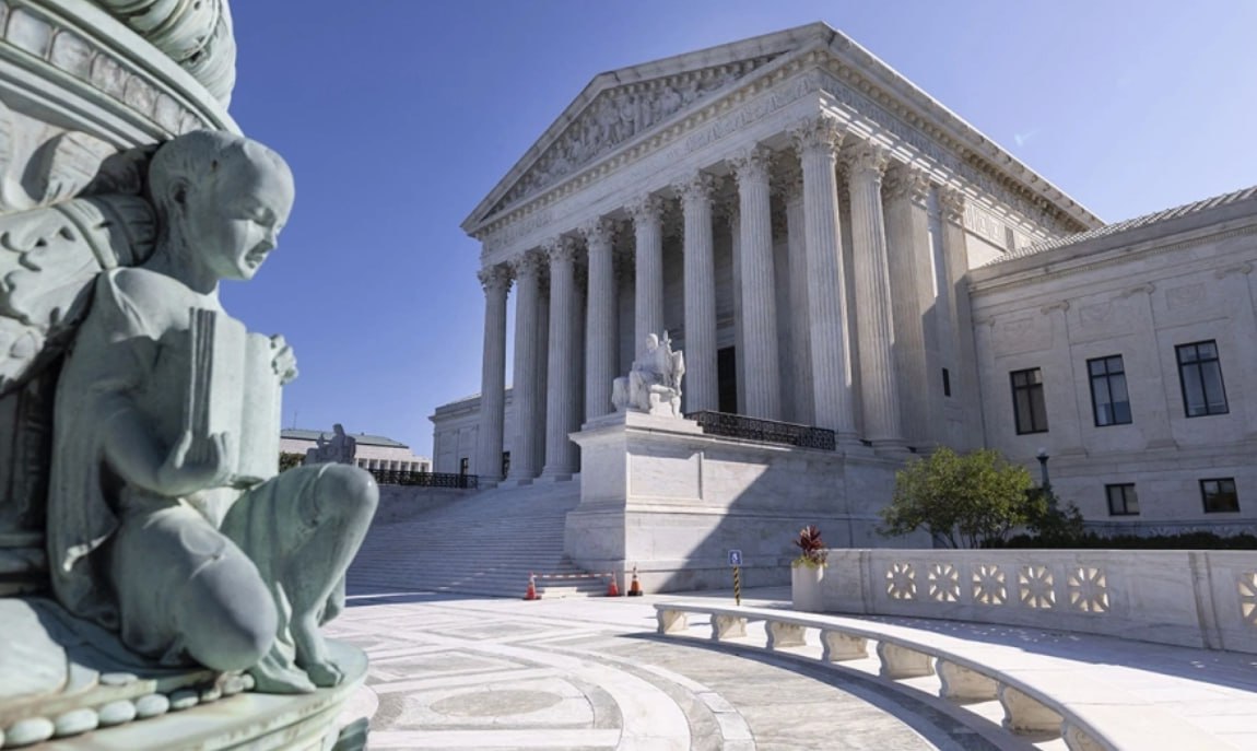 Верховный суд США отклонил иск об отмене своего же решения 2015 года о легализации однополых браков по всей стране сообщает Reuters Суд отклонил апелляцию бывшей служащей округа Кентукки Ким Дэвис на которую подала в суд однополая пара после того как Дэвис отказалась им выдавать брачные лицензии после 2015 года Дэвис заявляла что однополый брак противоречит ее религиозным убеждениям как апостольской христианки Дэвис подала апелляцию после того как суды низшей инстанции отклонили ее иск о том что Первая поправка к Конституции США о свободе вероисповедания защищает ее от ответственности по этому делу Дэвис обязали выплатить более 360 тыс долларов в качестве возмещения ущерба и судебных издержек за нарушение права однополой пары на вступление в брак Фото Kevin Dietsch Getty Images Следить за новостями РБК в МАХ